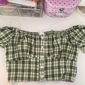 Super cute cropped of the shoulder top!